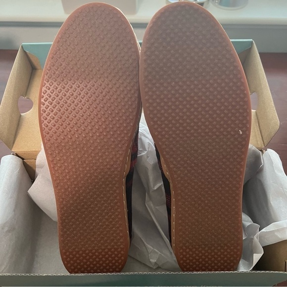 Toms Alpargata Leather
Wrap
Barn Red Earthy
Plaid/Faux Shearling, New With Box - Picture 6 of 8